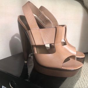 NIB Liuchiny sz 7 heel with wood heel